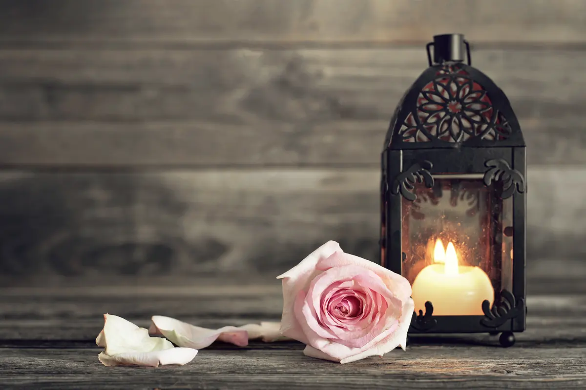 Laterne mit Kerze und Rose als Zeichen des Gedenkens