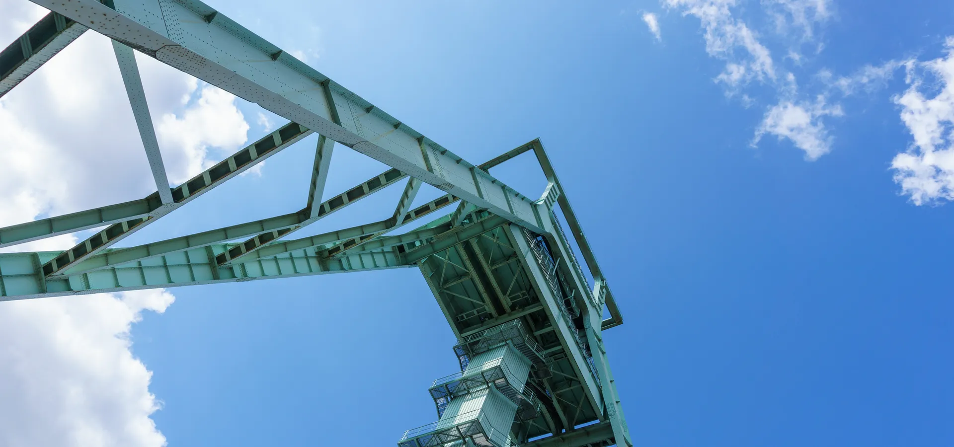 Fördergerüst des Deutschen Bergbau-Museums in Bochum vor blauem Himmel